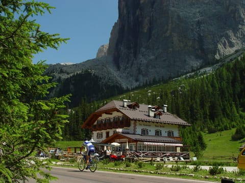 Restaurant/places to eat, Restaurant/places to eat, Facade/entrance, Spring, Day, Neighbourhood, Natural landscape, Summer, Garden, Hiking, Hiking, Cycling, Cycling, Mountain view, Sports