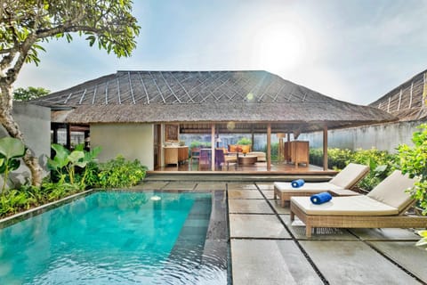 Property building, Patio, Day, Natural landscape, Garden, Garden view, Pool view, Swimming pool, sunbed