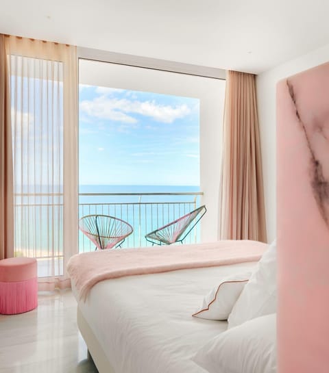 Bed, Balcony/Terrace, Landmark view, Sea view