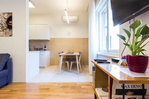 TV and multimedia, Kitchen or kitchenette, Dining area, oven