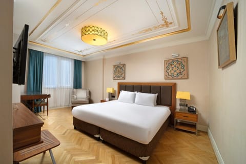Bed, TV and multimedia, Bedroom