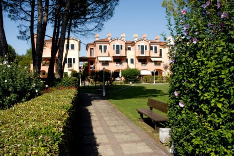 Property building, Facade/entrance, Garden