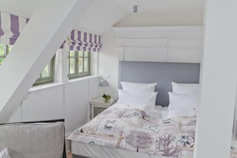 Bed, Bedroom, towels