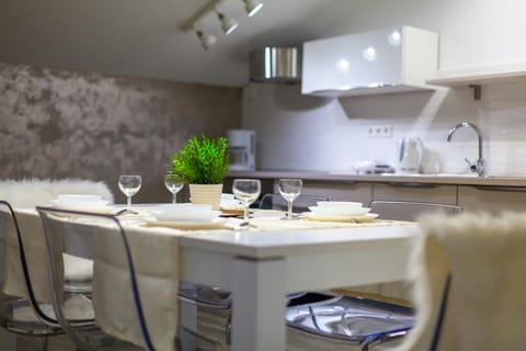 Kitchen or kitchenette, Dining area