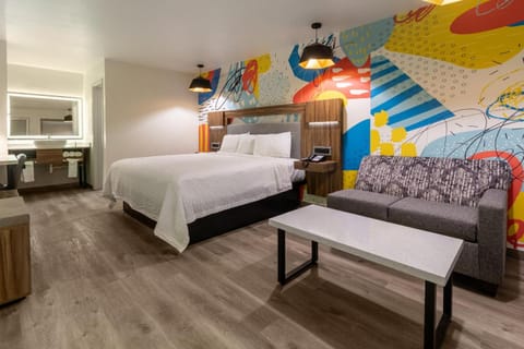 Bed, Photo of the whole room, Seating area, Bedroom