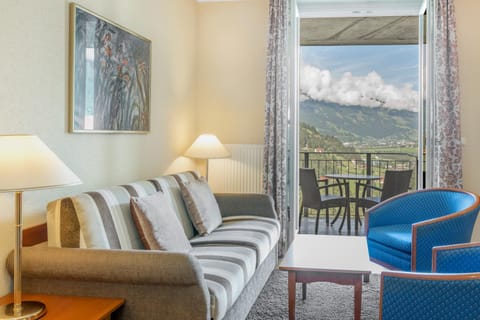 Balcony/Terrace, Living room, Decorative detail, Seating area, Mountain view