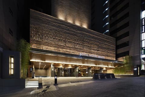 Facade/entrance, Night