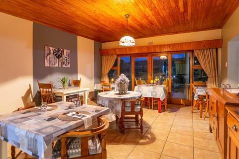 Restaurant/places to eat, Dining area, Breakfast