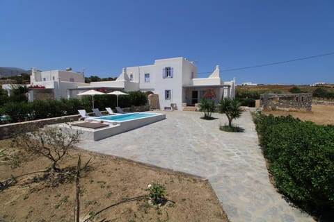 Property building, Swimming pool, sunbed