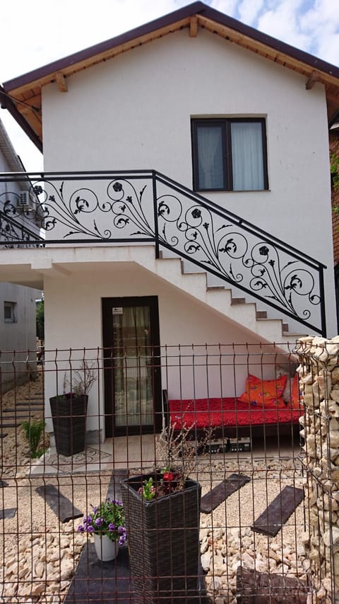 Property building, Patio, Balcony/Terrace