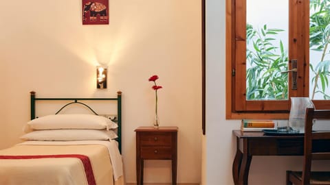 Bed, Bedroom, hair dresser