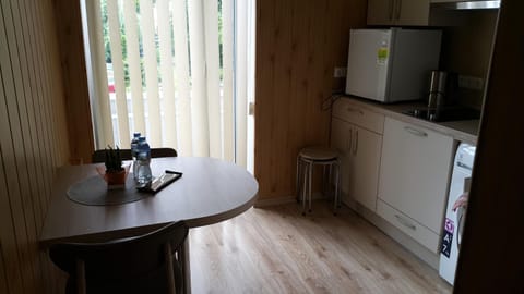 Coffee/tea facilities, Kitchen or kitchenette, Seating area, Dining area