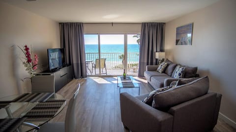 Photo of the whole room, Sea view