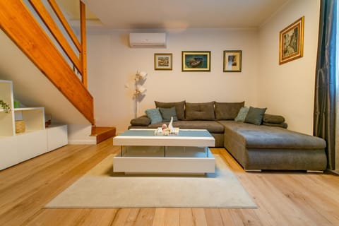 Living room, Seating area, air conditioner