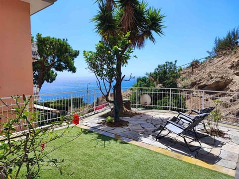 Punta Sole, VISTA MARE, Con giardino privato, PARCHEGGIO PRIVATO GRATIS Apartment in Liguria
