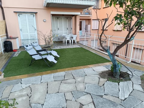 Punta Sole, VISTA MARE, Con giardino privato, PARCHEGGIO PRIVATO GRATIS Apartment in Liguria