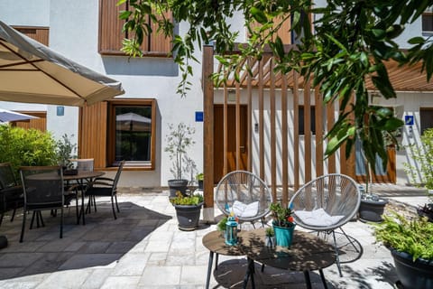 Property building, Garden, Balcony/Terrace