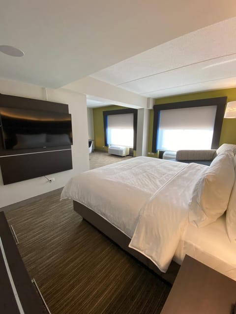 Bed, TV and multimedia, Bedroom