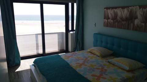 Bed, Bedroom, Sea view