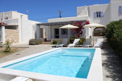 Property building, Garden, Swimming pool, sunbed