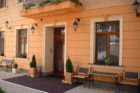 Facade/entrance