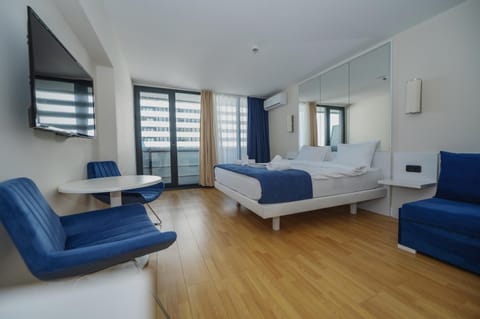 Bed, TV and multimedia, Photo of the whole room, Bedroom