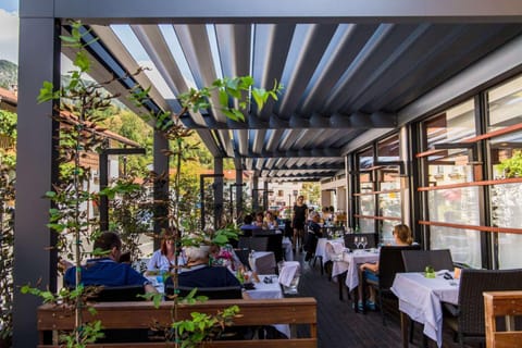 Restaurant/places to eat, People, BBQ facilities, Balcony/Terrace, Lounge or bar, Banquet/Function facilities, Communal kitchen, Meals, Lunch, Dinner, Alcoholic drinks, Non alcoholic drinks