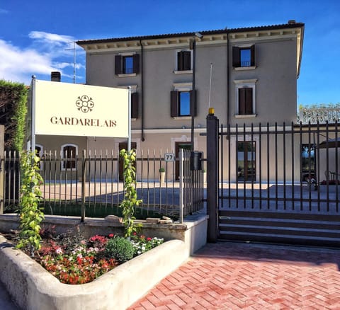 Property building, Facade/entrance, Property logo or sign, Garden, Area and facilities