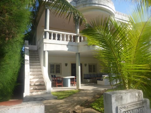 Property building, Patio, Facade/entrance, Garden
