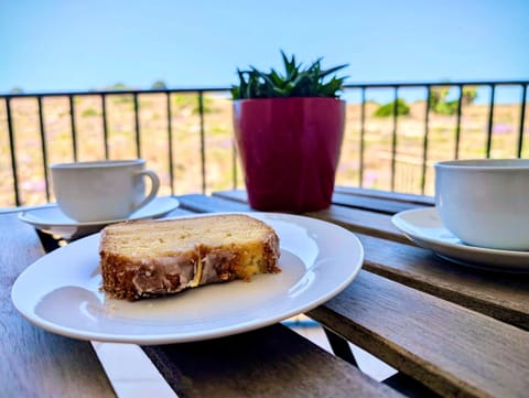 Sunset Haven Manikata - Walking distance to Golden Bay Apartment in Malta