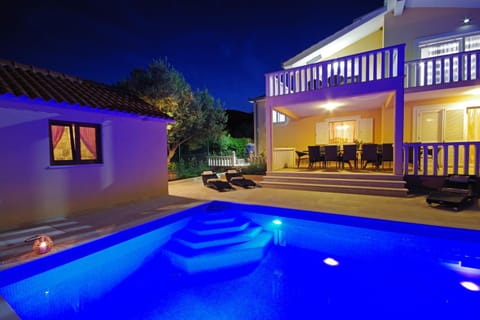Property building, Swimming pool, Swimming pool