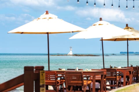 Restaurant/places to eat, Restaurant/places to eat, Beach, Beach