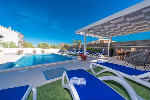 Seating area, Swimming pool, Swimming pool