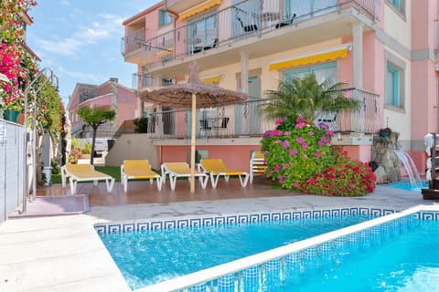 Swimming pool, sunbed