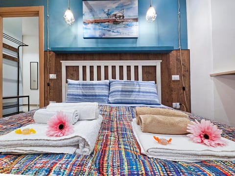 Bed, Photo of the whole room, Bedroom, towels