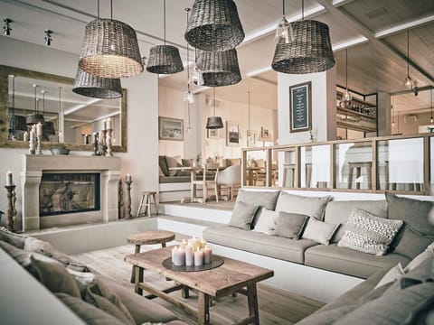 Restaurant/places to eat, Seating area