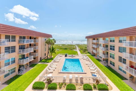 Property building, Day, Pool view, Swimming pool, sunbed