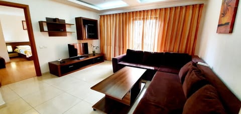 TV and multimedia, Living room, Seating area, Evening entertainment