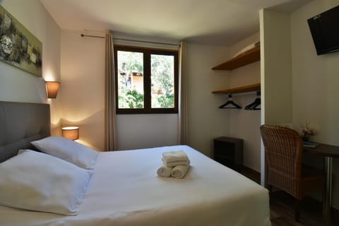 Bed, TV and multimedia, Bedroom