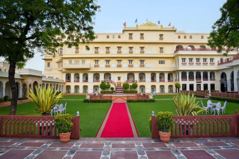 Property building, Facade/entrance, Spring, Natural landscape, Garden, Lobby or reception, Banquet/Function facilities, Decorative detail, Garden view, Area and facilities