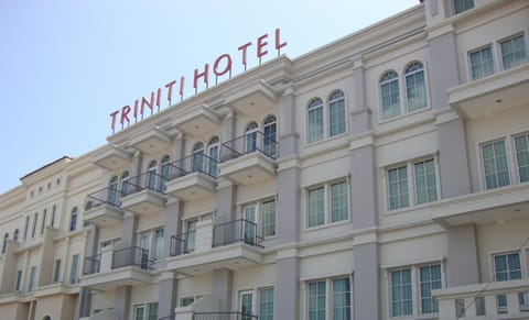 Facade/entrance, Food and drinks