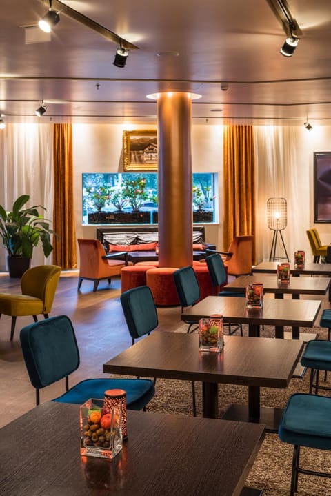 Restaurant/places to eat, Lounge or bar