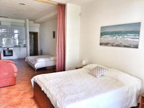 Bed, Kitchen or kitchenette, Dining area, Bedroom