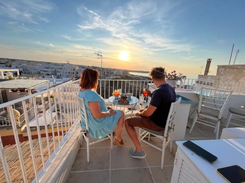 Property building, Balcony/Terrace, Food and drinks, Evening entertainment, Entertainment