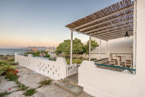 Facade/entrance, Balcony/Terrace, Sea view