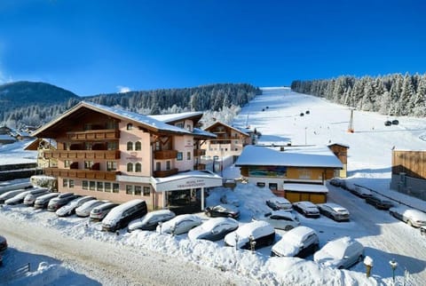Nearby landmark, Skiing, Swimming pool