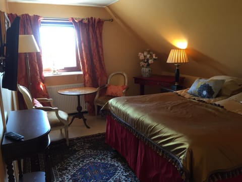 TV and multimedia, Photo of the whole room, Bedroom, air conditioner