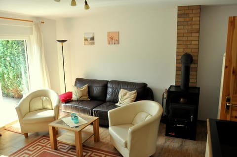 Communal lounge/ TV room, Balcony/Terrace