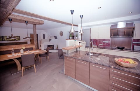 Kitchen or kitchenette, Food and drinks, Dining area, Food, dishwasher, stove