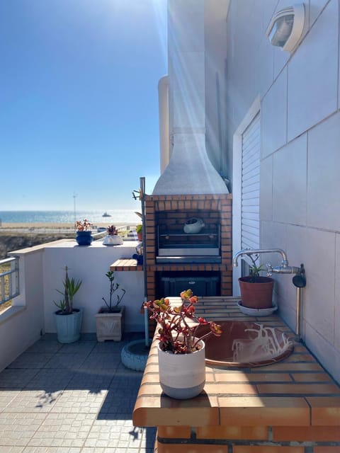 Patio, Natural landscape, BBQ facilities, View (from property/room), Balcony/Terrace, Dining area, Sea view